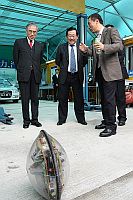 香港中文大學校長劉遵義教授（左）及協理副校長徐揚生院士（右）陪同國家科學技術部部長萬鋼教授（中）參觀智能混合動力汽車研究中心